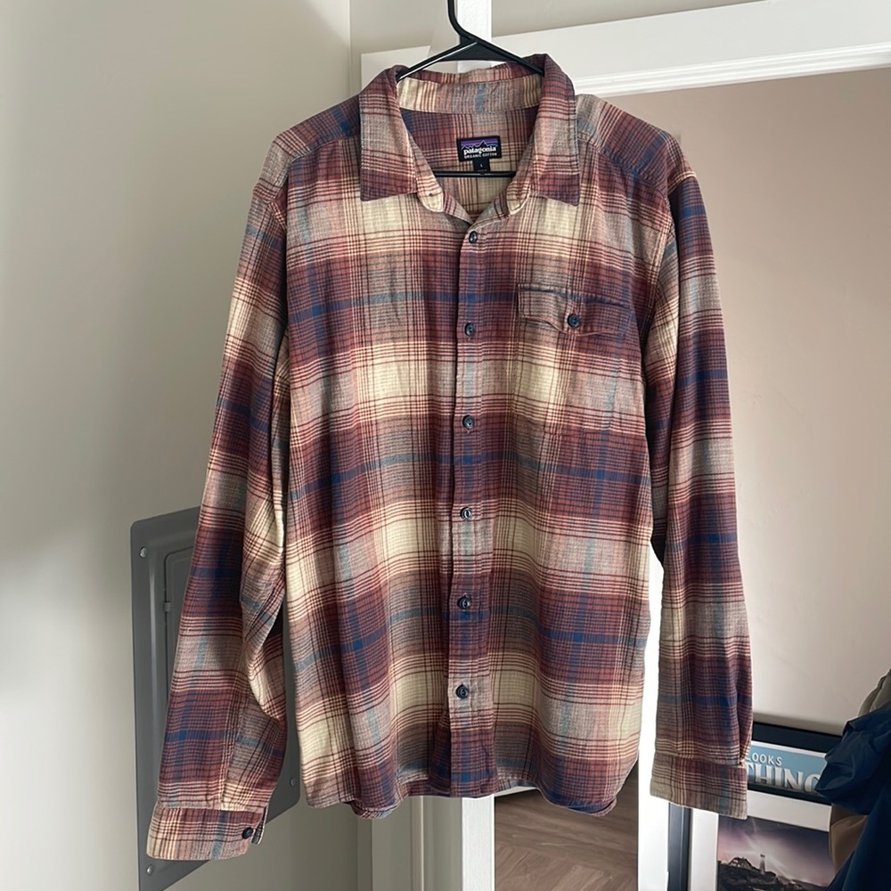 Patagonia flannel sz large. Worn a couple of times. Isn’t long enough for me.